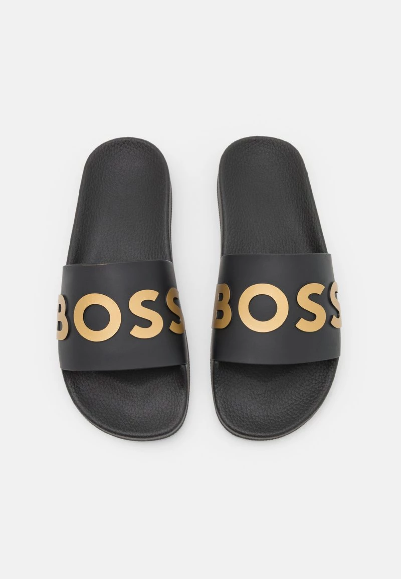 BOSS BAY IT SLID UNISEX - Chanclas De Baño - Black/gold, Unisexo 4 BOSS BAY IT SLID UNISEX - Chanclas De Baño - Black/gold, Unisexo - Imagen 4