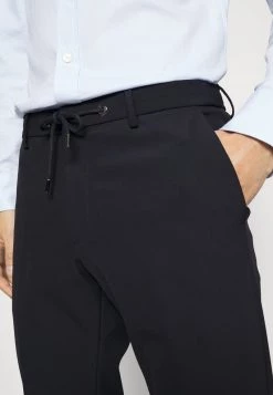 BOSS GENIUS - Pantalones - Dark Blue, Hombre 9 BOSS GENIUS - Pantalones - Dark Blue, Hombre -Outlet BOSS Tienda a89466914f314782923ee363cb39f887