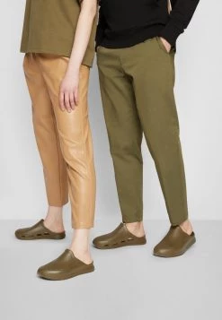 BOSS TITANIUM UNISEX - Sandalias Planas - Dark Green, Unisexo