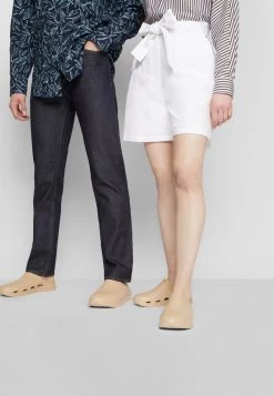 BOSS TITANIUM UNISEX - Sandalias Planas - Open Beige, Unisexo -Outlet BOSS Tienda c9544ded19d341fd8f7edd5a140b0601