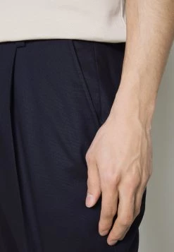 BOSS PERIN PLEAT - Pantalones Chinos - Dark Blue, Hombre -Outlet BOSS Tienda e22cc5052b20475491407e205aa96603