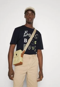 BOSS TEELOGOFUN - Camiseta Estampada - Dark Blue, Hombre 9 BOSS TEELOGOFUN - Camiseta Estampada - Dark Blue, Hombre -Outlet BOSS Tienda f01cdffc003c463b87ff5e018694a18f