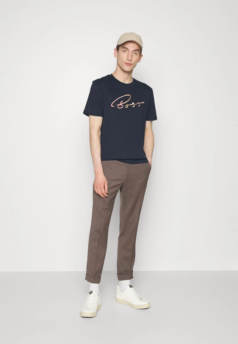 BOSS TIBURT - Camiseta Estampada - Dark Blue, Hombre 2 BOSS TIBURT - Camiseta Estampada - Dark Blue, Hombre - Imagen 2